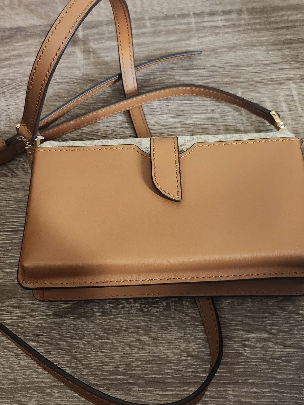 Michael Kors Women's Jet Set Crossbody Leather Purse Vanilla/Acorn Color